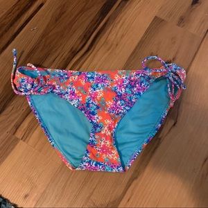 NWOT bikini bottoms. Size small.